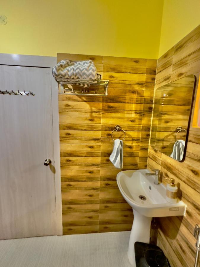 Three Little Birds Homestay Гувахати Экстерьер фото