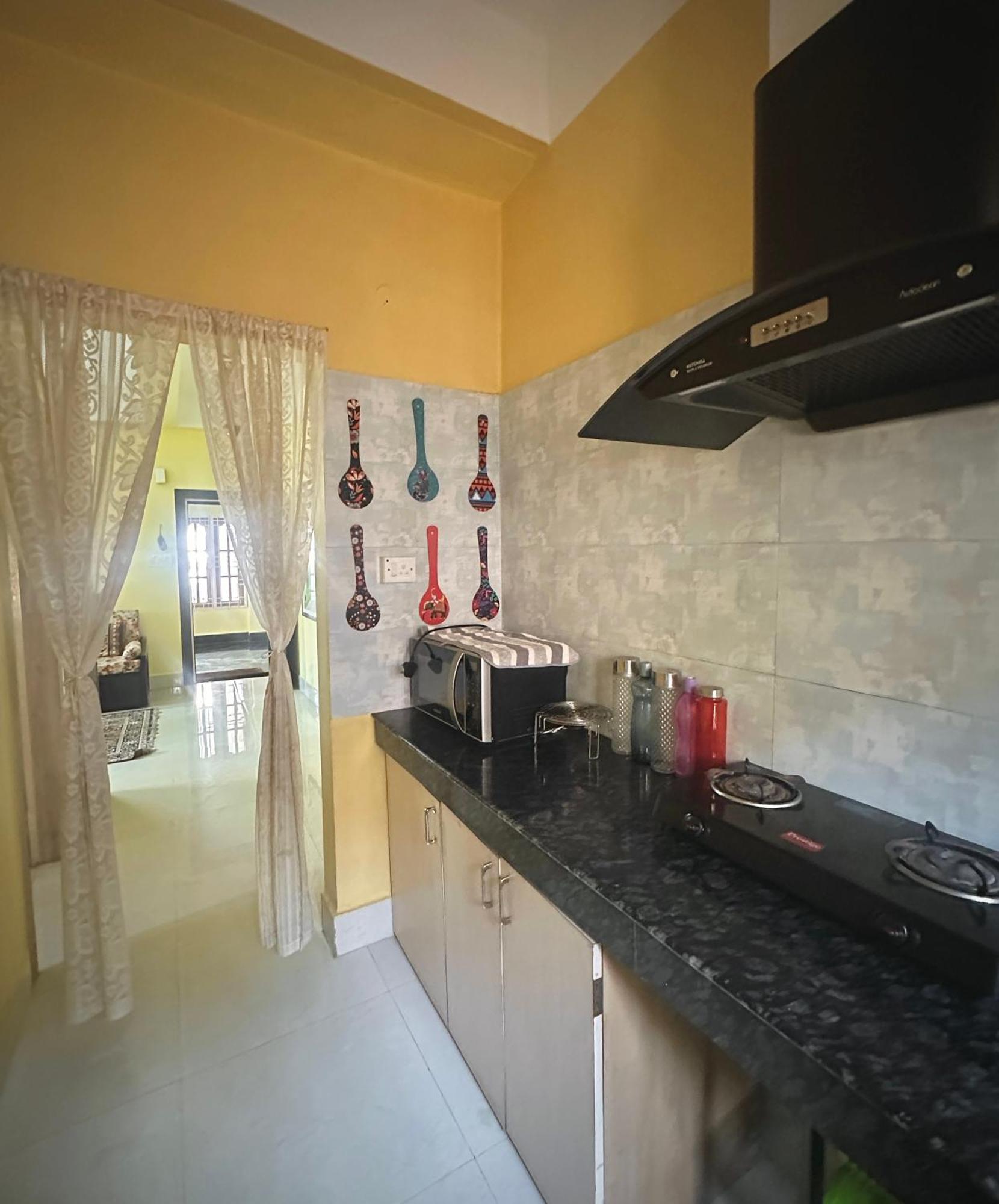 Three Little Birds Homestay Гувахати Экстерьер фото