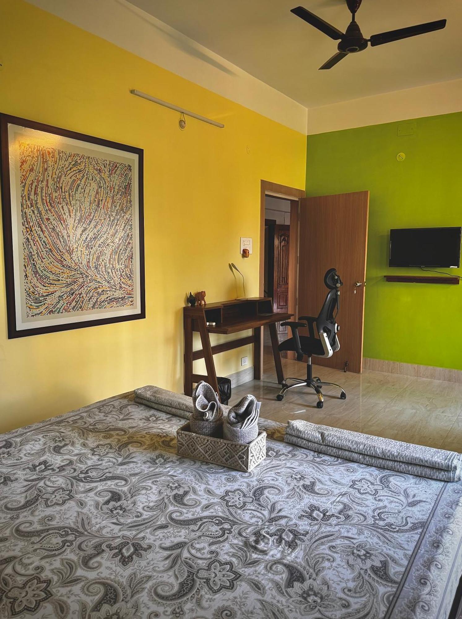 Three Little Birds Homestay Гувахати Экстерьер фото